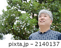 セーターを着たシニア男性