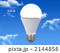 LED電球と青空