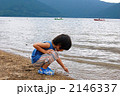 湖で遊ぶ男の子