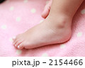 2歳の女の子の素足