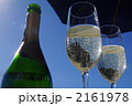 ガーデンパラソルとスパークリングワイン