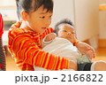 新生児の弟を抱っこするお姉ちゃん