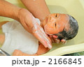 パパにお風呂に入れてもらう新生児の赤ちゃん