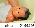 パパにお風呂に入れてもらう新生児の赤ちゃん