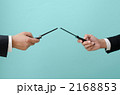 赤外線通信をするビジネスマンの手元（ブルーバック）