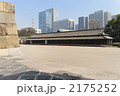東御苑の石垣から百人番所及び丸の内ビル街を臨む