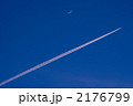 月と飛行機雲