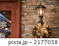 明かりとクリスマスリース