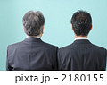 ２人のビジネスマンの背中（ブルーバック）