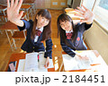手を挙げる女子高生