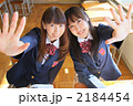 手を挙げる女子高生