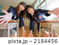 手を挙げる女子高生