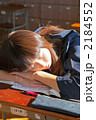 居眠りをする女子高生