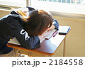 居眠りをする女子高生