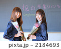 卒業証書を持つ女子高生