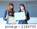 卒業証書を持つ女子高生