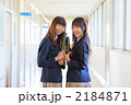 卒業証書を持って笑う2人
