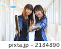 卒業証書を持って笑う2人