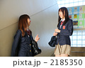 階段で話す女子高生