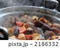 鍋の中で湯気を立てている煮しめ