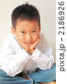 睨む男の子
