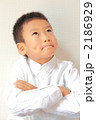 真剣に考える男の子