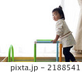 ジャングルジムで遊ぶ女の子（立）