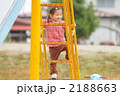 滑り台の階段を昇る2歳の女の子