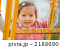 滑り台の階段を昇る2歳の女の子