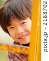 遊具の梯子越しに見つめる男の子