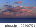 海の夕暮れ　燃えるような夕焼け雲