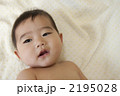 赤ちゃん　裸　ぼんやり