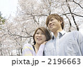 桜の木の下の若いカップル