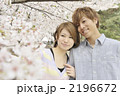 桜の木の下の若いカップル