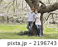 桜の木の下の若いカップル