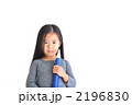 鉛筆を持ってガッツポーズをする子供