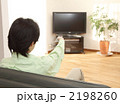 テレビを見る男性