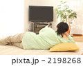 テレビを見る男性