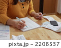 家計簿をつける主婦