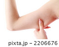二の腕をつまむ