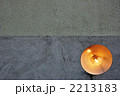 コンクリート壁と街灯
