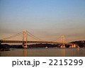 夕日に照らされる鳴門大橋（横1）