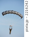 紺碧の空に浮かぶ方形パラシュート（縦）