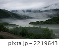 福島の山中。雨上がりの霧深い湖。