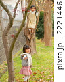 公園で遊ぶ4歳と小2の姉妹