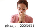 鼻をかむ女性