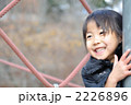 ザイルクライミングで遊ぶ女の子