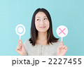 20代の女性（ブルーバック）