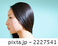 黒髪の女性の横顔