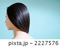 黒髪の女性の後姿